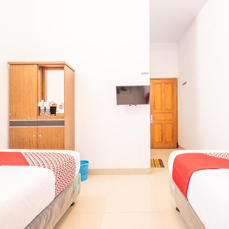Oyo 863 Tenacity Guest House Syariah Cirebon Exterior foto